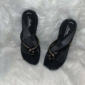 NWOT Clark’s Flip flops Size 8